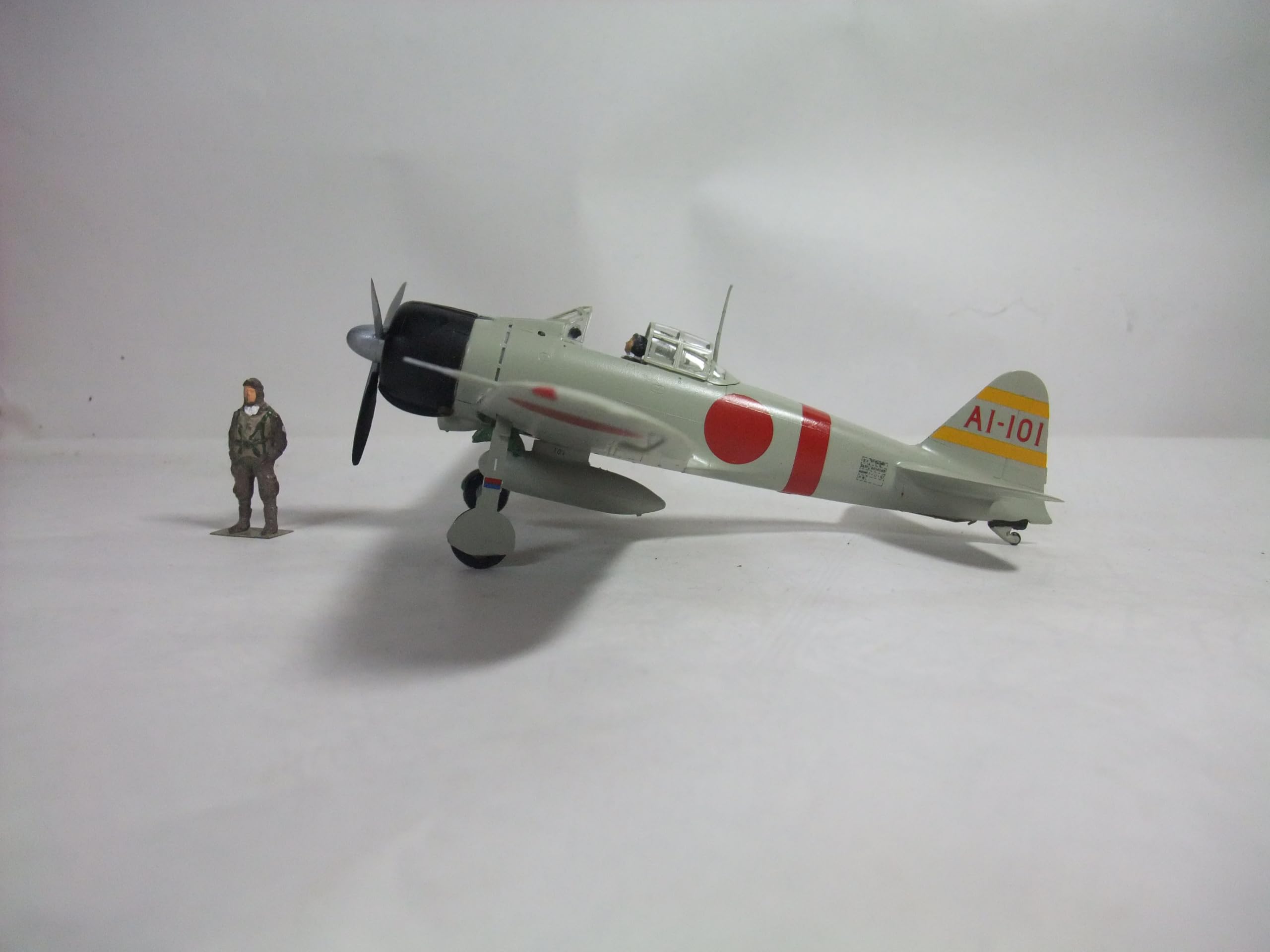 Amazon | 完成品 日本海軍零戦21型艦上戦闘機 空母 赤城 搭載機 縮尺